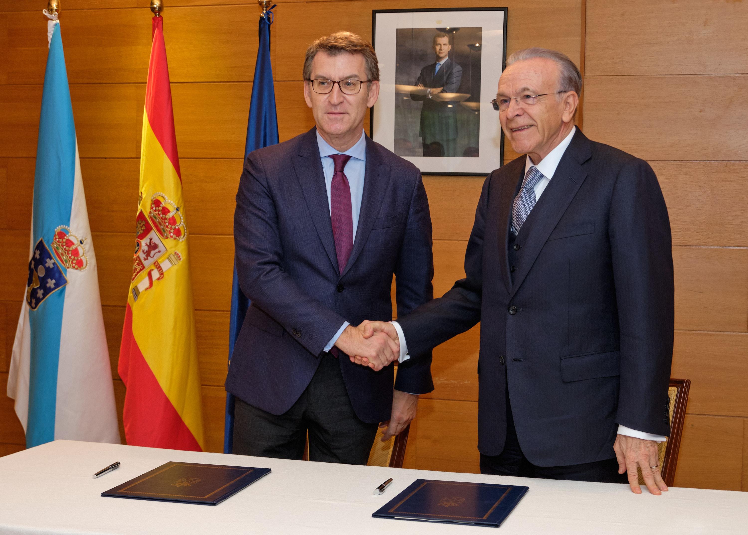 Alberto Núñez Feijoo, presidente de la Xunta de Galicia, y el presidente de la Fundación Bancaria la Caixa, Isidro Fainé, durante la firma del acuerdo