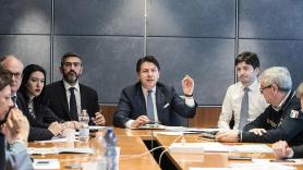 El primer ministro italiano, Giuseppe Conte, preside una reunión para paliar los daños del coronavirus