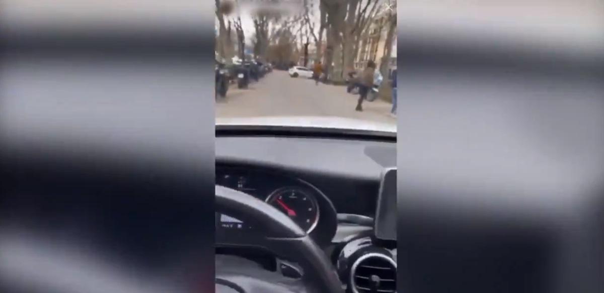 Captura del vídeo grabado por un hombre que condujo su coche por la acera de la Castellana. Fuente: redes
