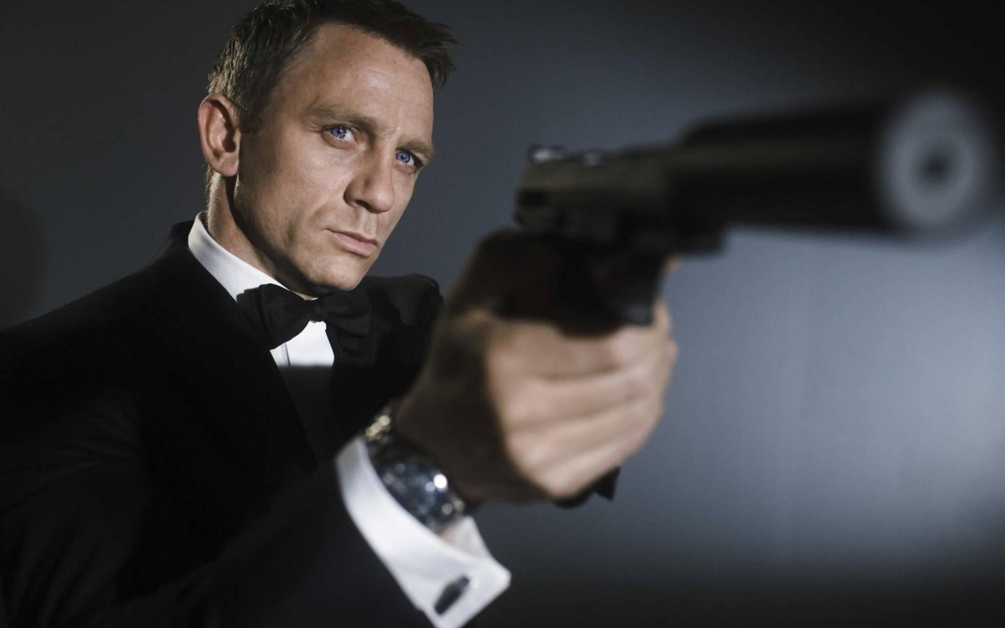 Daniel Craig caracterizado como James Bond