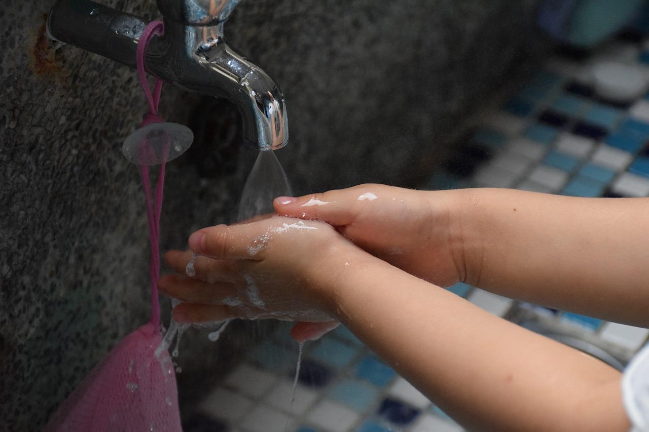 Una persona se lava las manos. Imagen de archivo de Pixabay