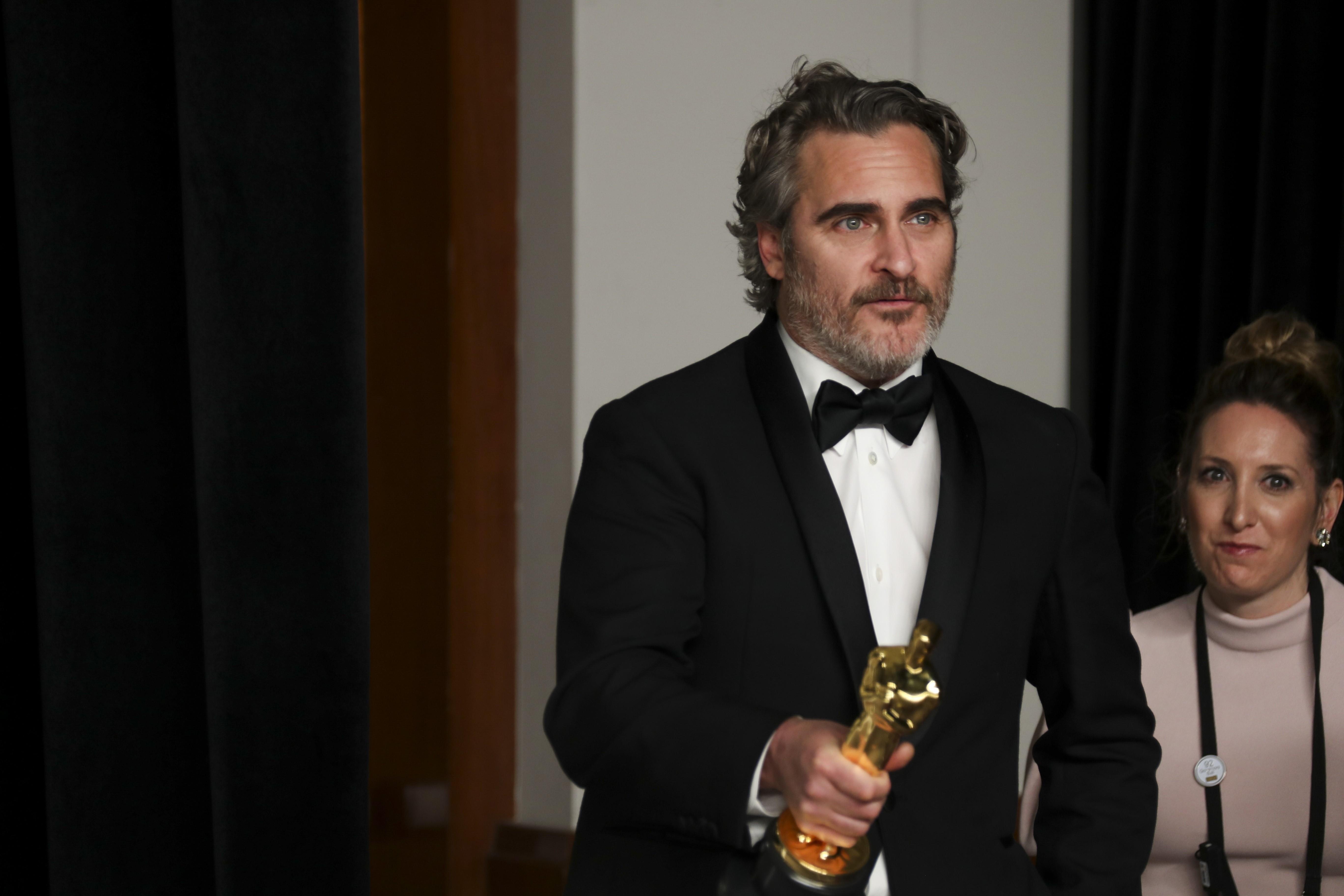 El ganador del Oscar a mejor actor, Joaquin Phoenix, durante su discurso en la gala. Europa Press.