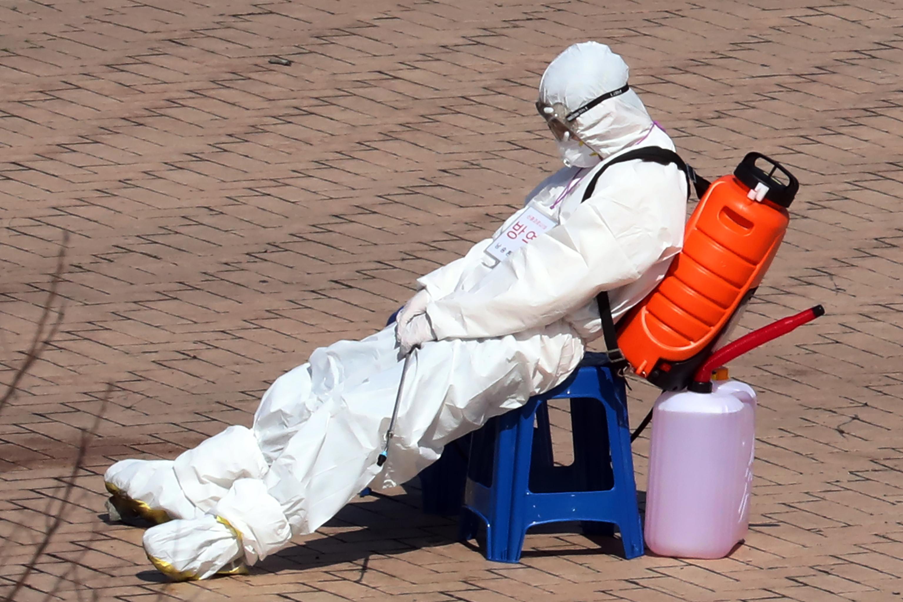 EuropaPress 2694627 06 march 2020 south korea daegu man in protective suit carrying