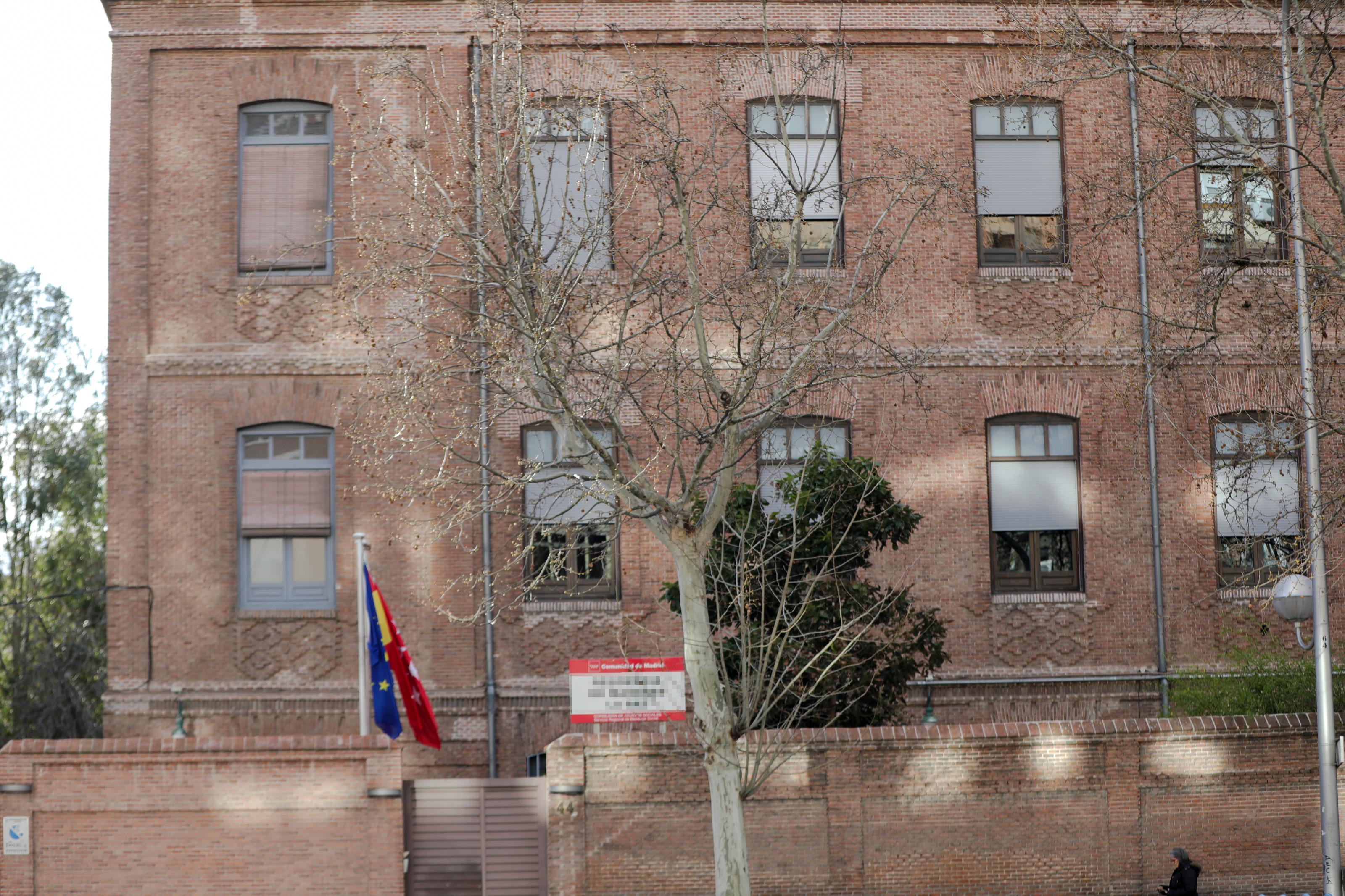 Fachada entrada residencia ancianos Madrid donde han confirmado contagios.