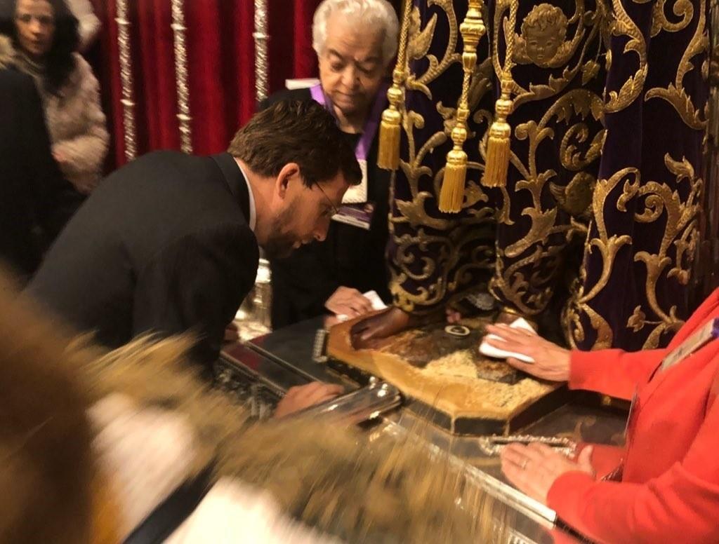 El alcalde de Madrid, José Luis Martínez-Almeida, realizando el besapiés al Cristo de Medinaceli en 2018 / EuropaPress