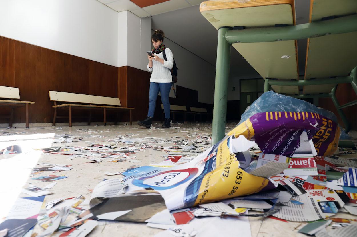 Basura en los pasillos de la Universidad de Málaga. ÁLEX ZEA/EP