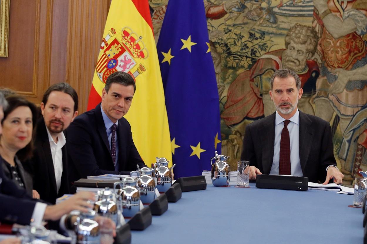 El vicepresidente segundo y ministro de Derechos Sociales y Agenda 2030, Pablo Iglesias, el presidente del Gobierno, Pedro Sánchez , y el Rey Felipe VI, durante la primera reunión del Consejo de Seguridad Nacional