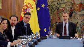 El vicepresidente segundo y ministro de Derechos Sociales y Agenda 2030, Pablo Iglesias, el presidente del Gobierno, Pedro Sánchez , y el Rey Felipe VI, durante la primera reunión del Consejo de Seguridad Nacional