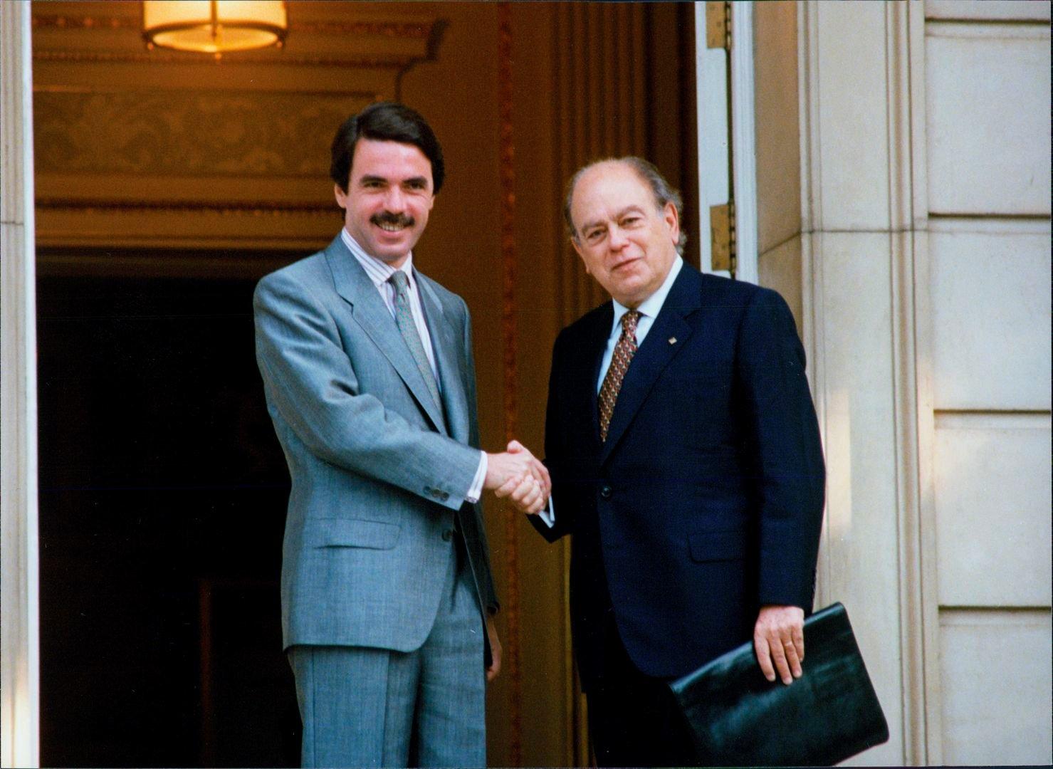 José María Aznar recibe al presidente de la Generalitat de Cataluña, Jordi Pujol, para firmar el Pacto del Majestic. WikiCommons.