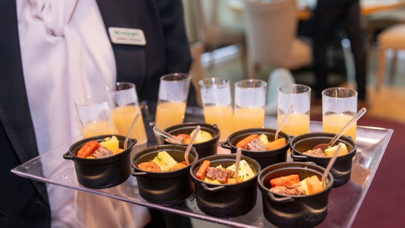 Tapas de cocido madrileño con su caldo en El Corte Inglés