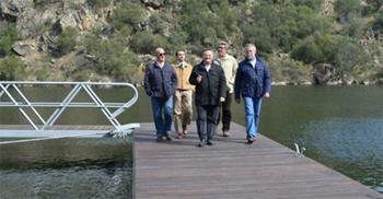 Despilfarro del PP manchego: 1.000.000 euros en un buque, muelle y hangar para navegar por un pantano de alto valor ecológico