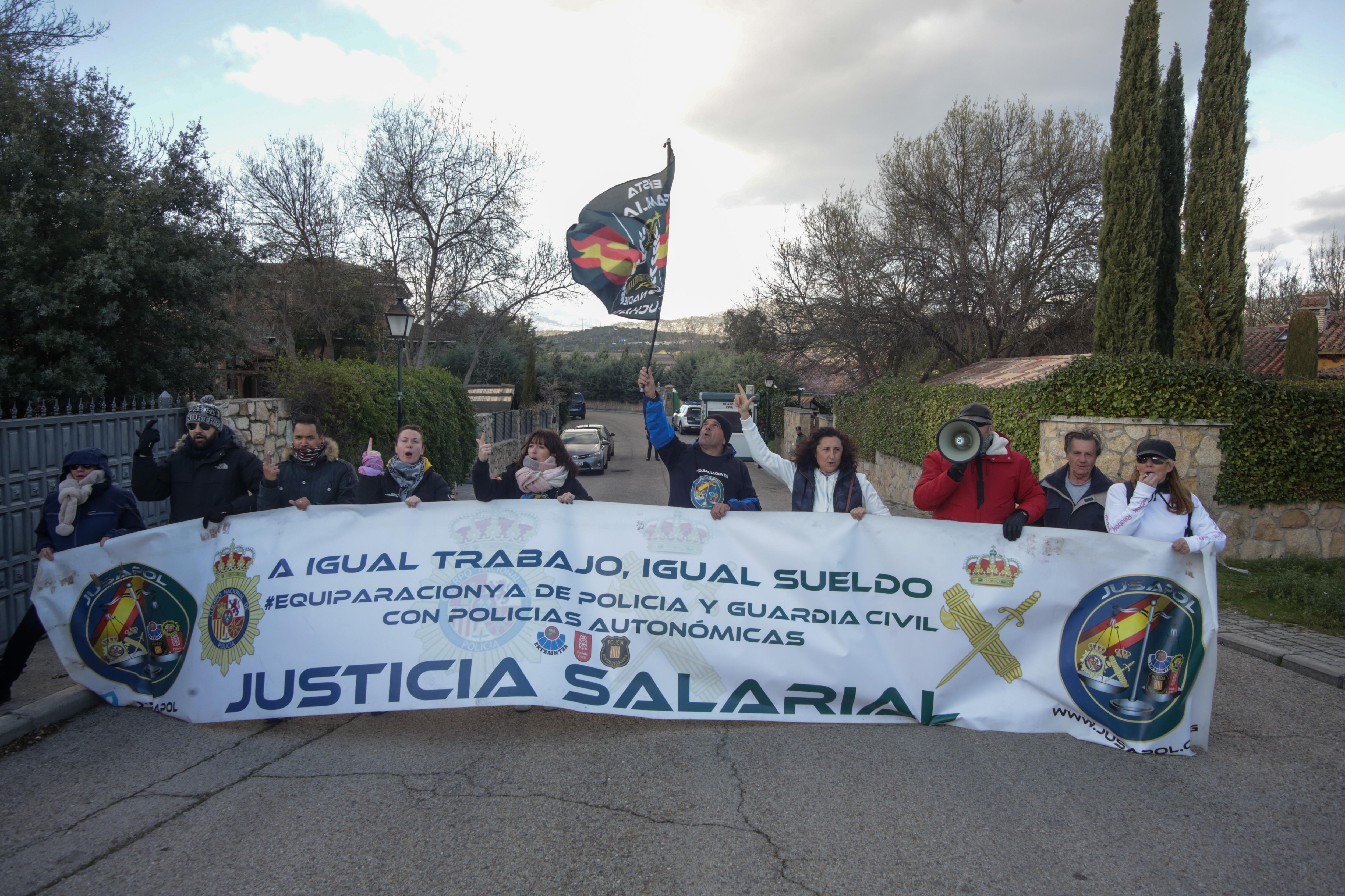 Policías hacen un escrache a Pablo Iglesias e Irene Montero en su casa. EP