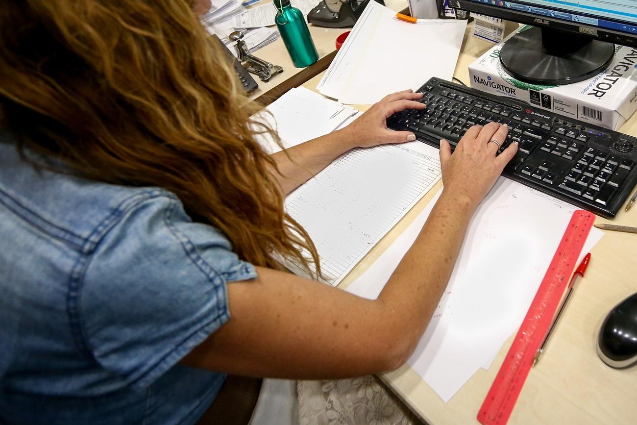 Mujer trabajando en un teclado. 