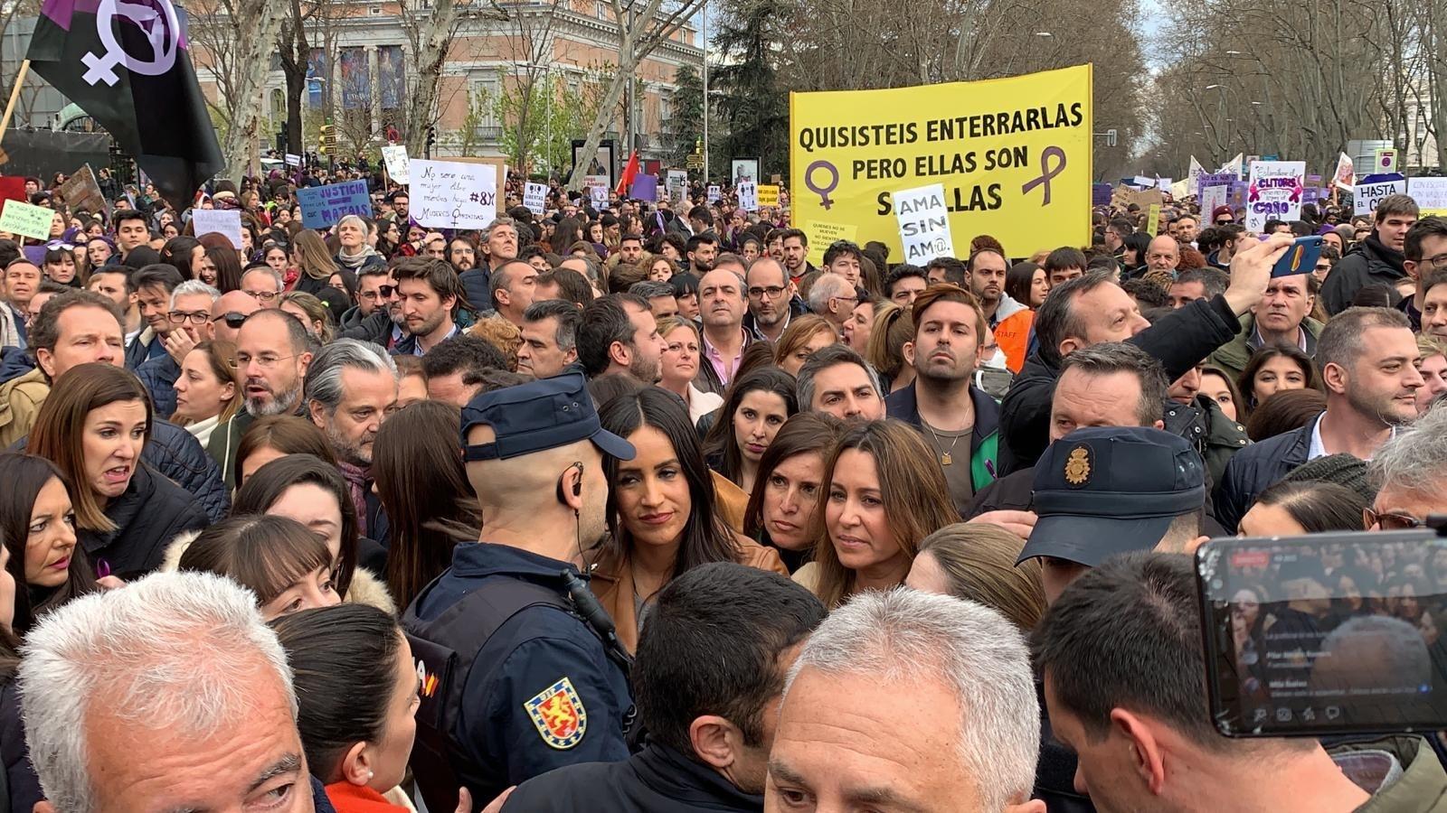  La vicealcaldesa de Madrid, Begoña Villacís, escoltada por varios policías durante la manifestación del 8 de marzo. Fuente: EP.