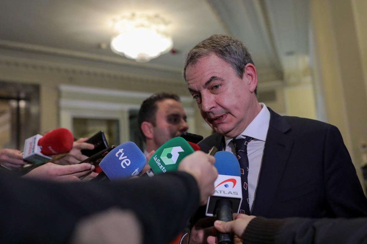 José Luis Rodríguez Zapatero atiende a los medios