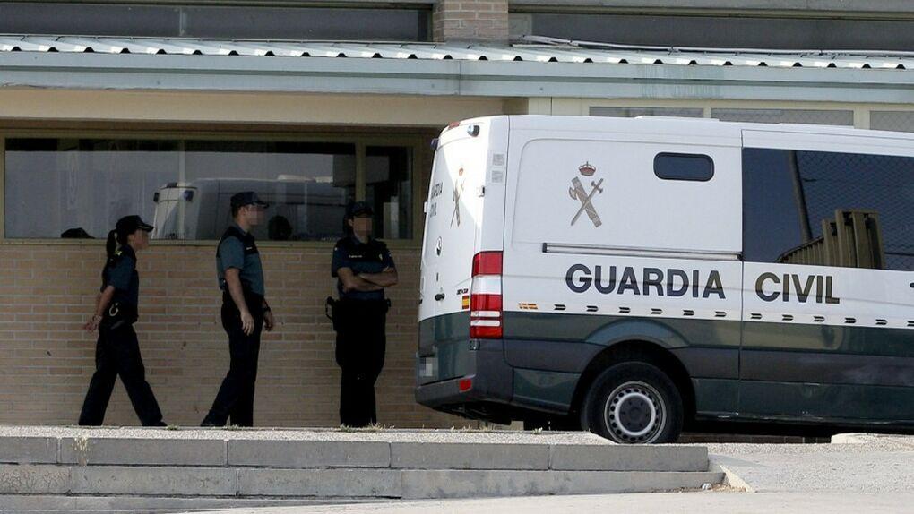 Coche de la Guardia Civil ante una cárcel