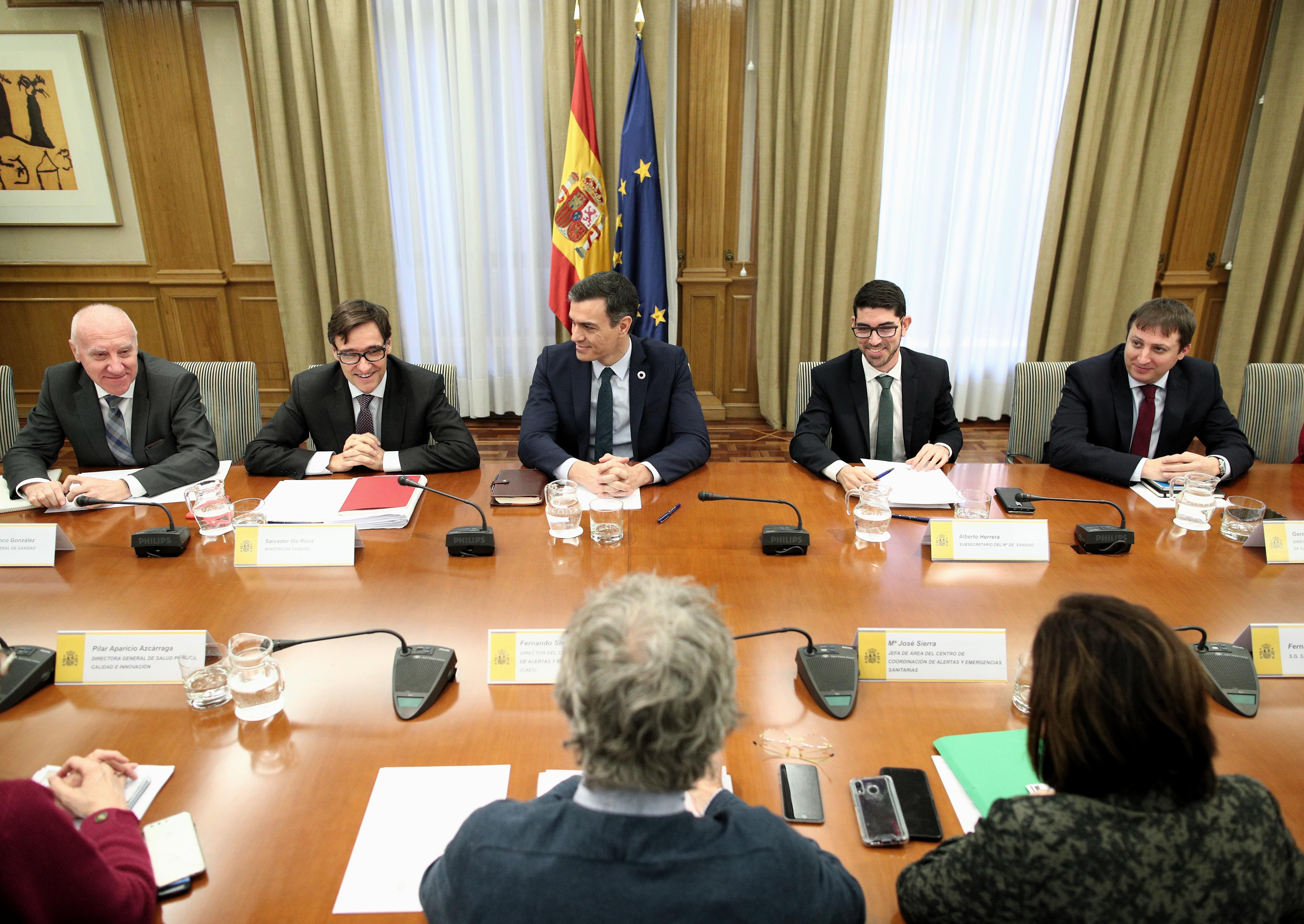 El ministro de Sanidad, Salvador Illa, y el presidente del Gobierno, Pedro Sánchez, acompañados durante la reunión sobre el seguimiento del coronavirus en España /  EuropaPress