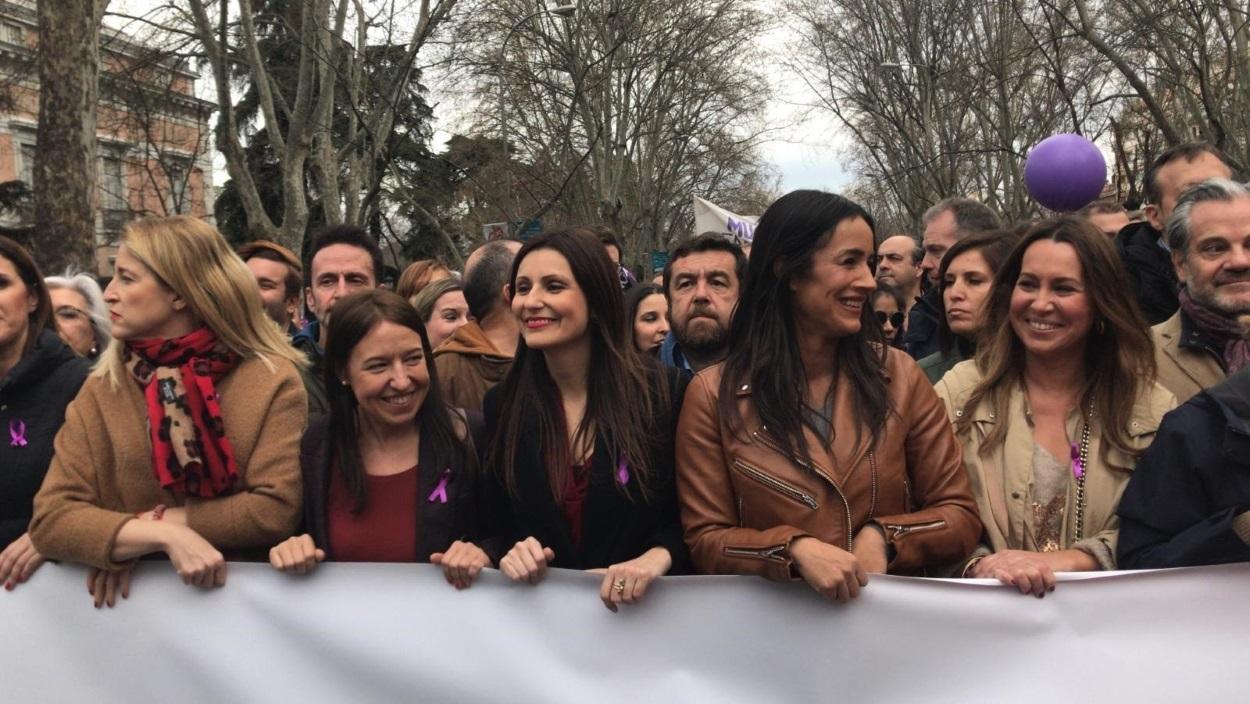 La vicealcaldesa de Madrid, Begoña Villacís, y la portavoz de Ciudadanos en el Senado y líder del partido en Cataluña, Lorena Roldán, en el 8M de Madrid