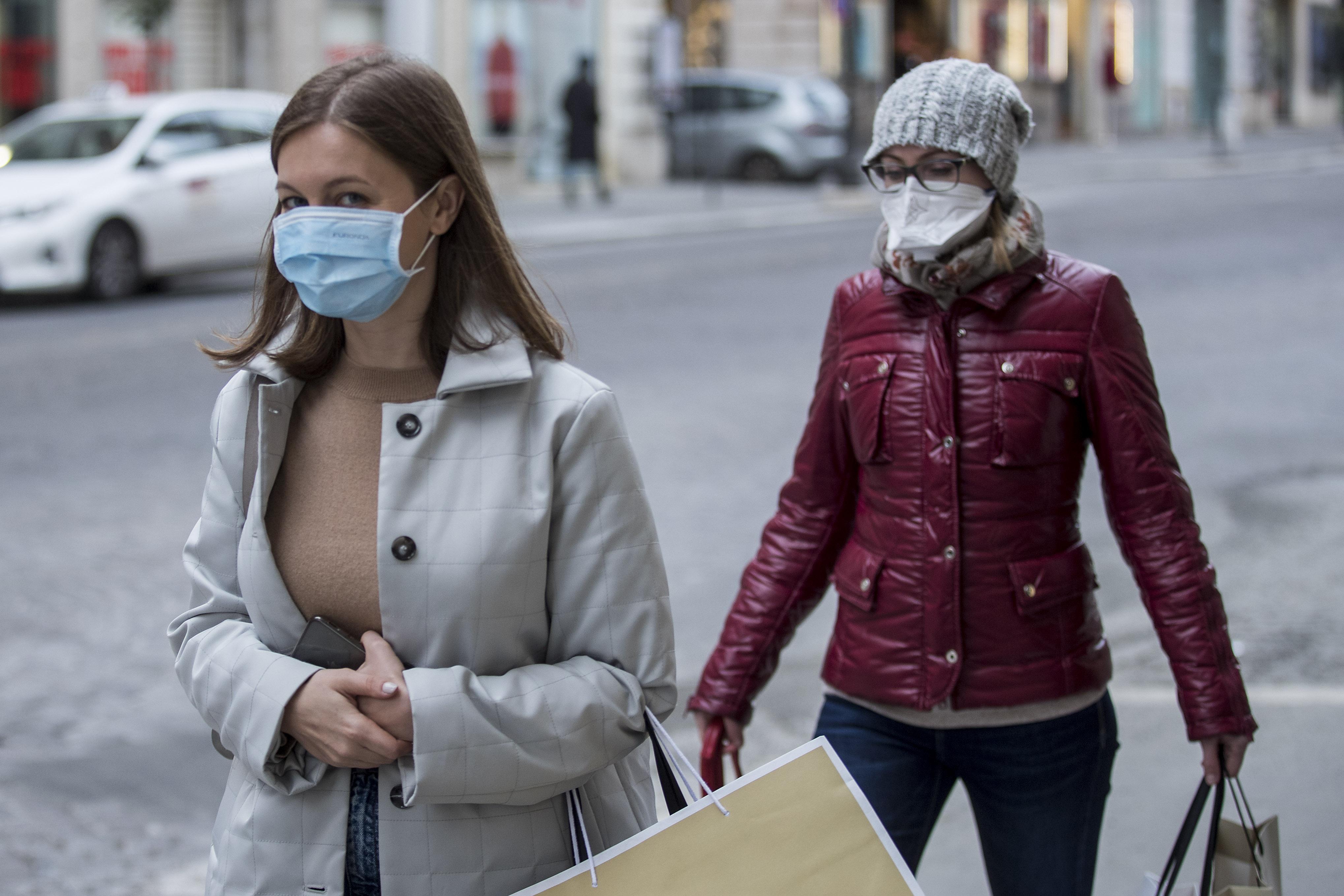 Dos mujeres con mascarillas en Italia por la enfermedad de coronavirus. Foto: Roberto Monaldo/LaPresse via ZUMA Press/dpa 