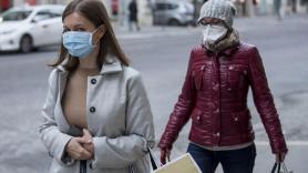 Dos mujeres con mascarillas en Italia por la enfermedad de coronavirus. Foto: Roberto Monaldo/LaPresse via ZUMA Press/dpa 