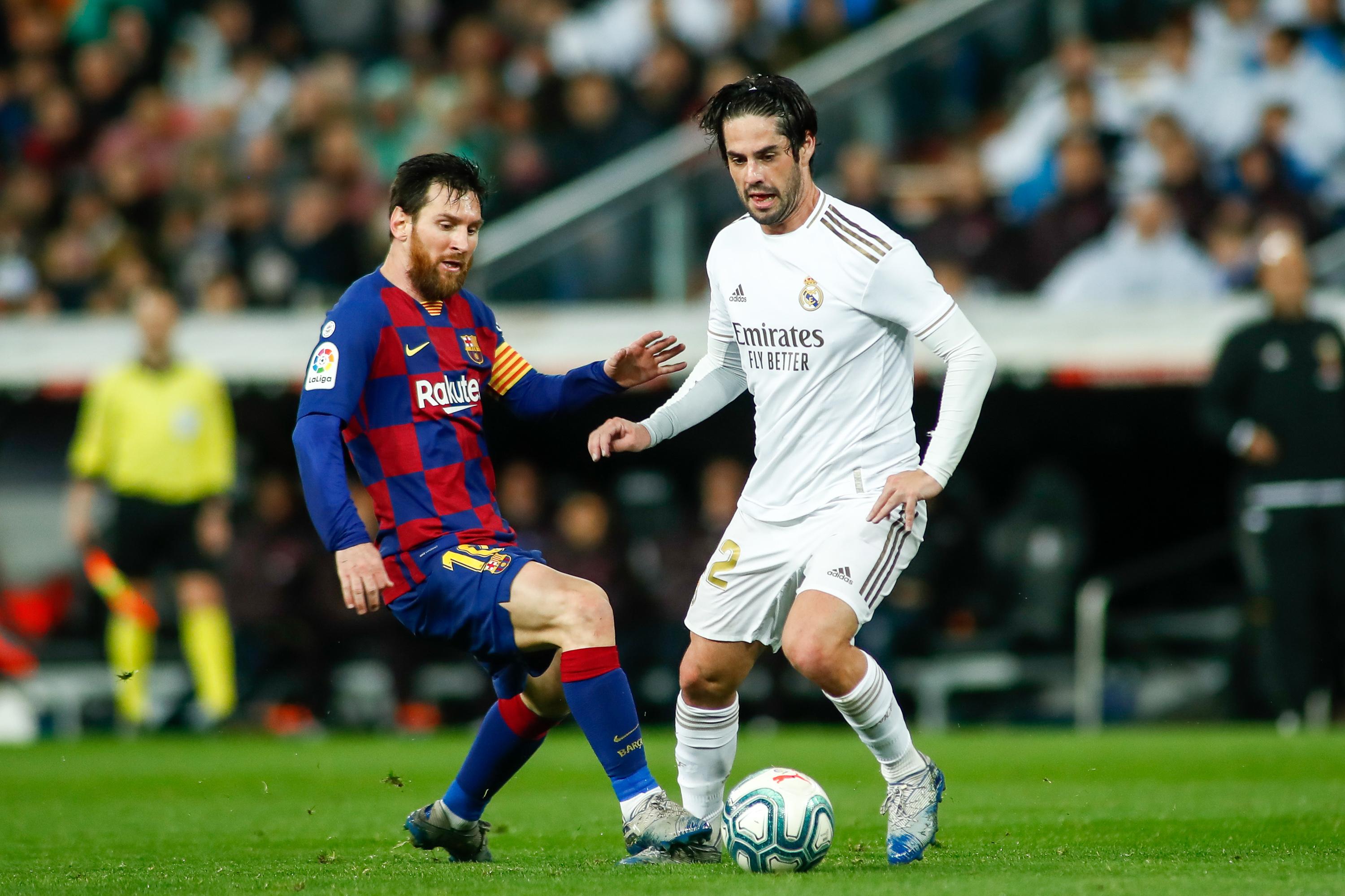 Isco Alarcón pelea por un balón con Leo Messi durante el Real Madrid - Barcelona. Europa Press.