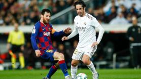 Isco Alarcón pelea por un balón con Leo Messi durante el Real Madrid - Barcelona. Europa Press.