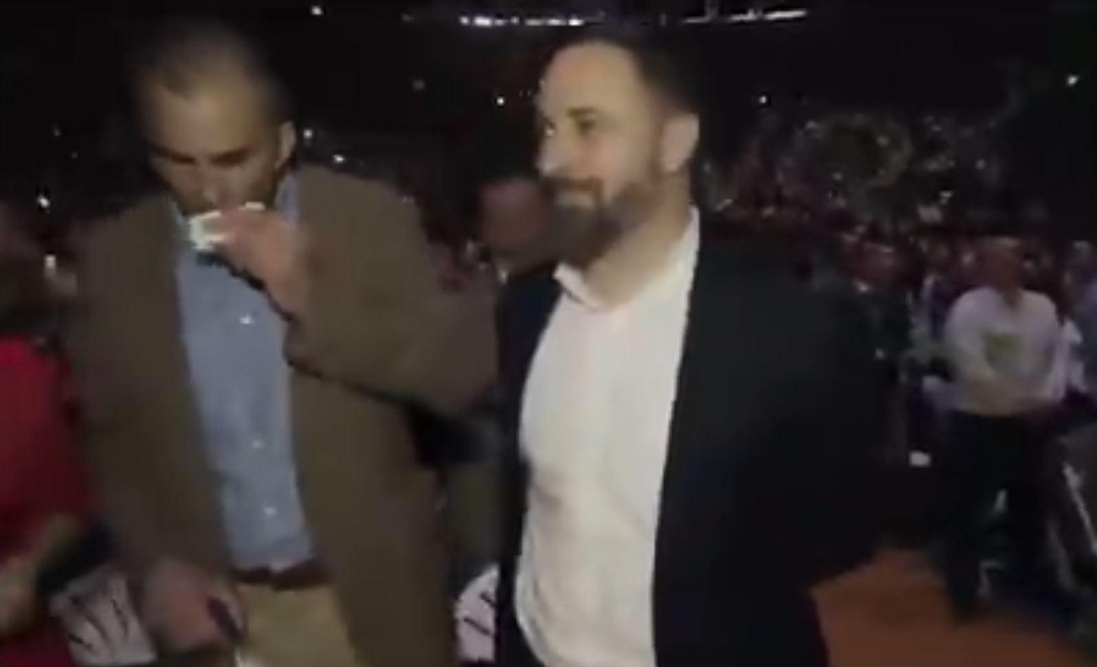 Javier Ortega Smith, tosiendo junto a Santiago Abascal en el acto de Vox en Vistalegre