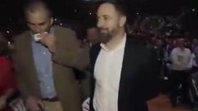Javier Ortega Smith, tosiendo junto a Santiago Abascal en el acto de Vox en Vistalegre