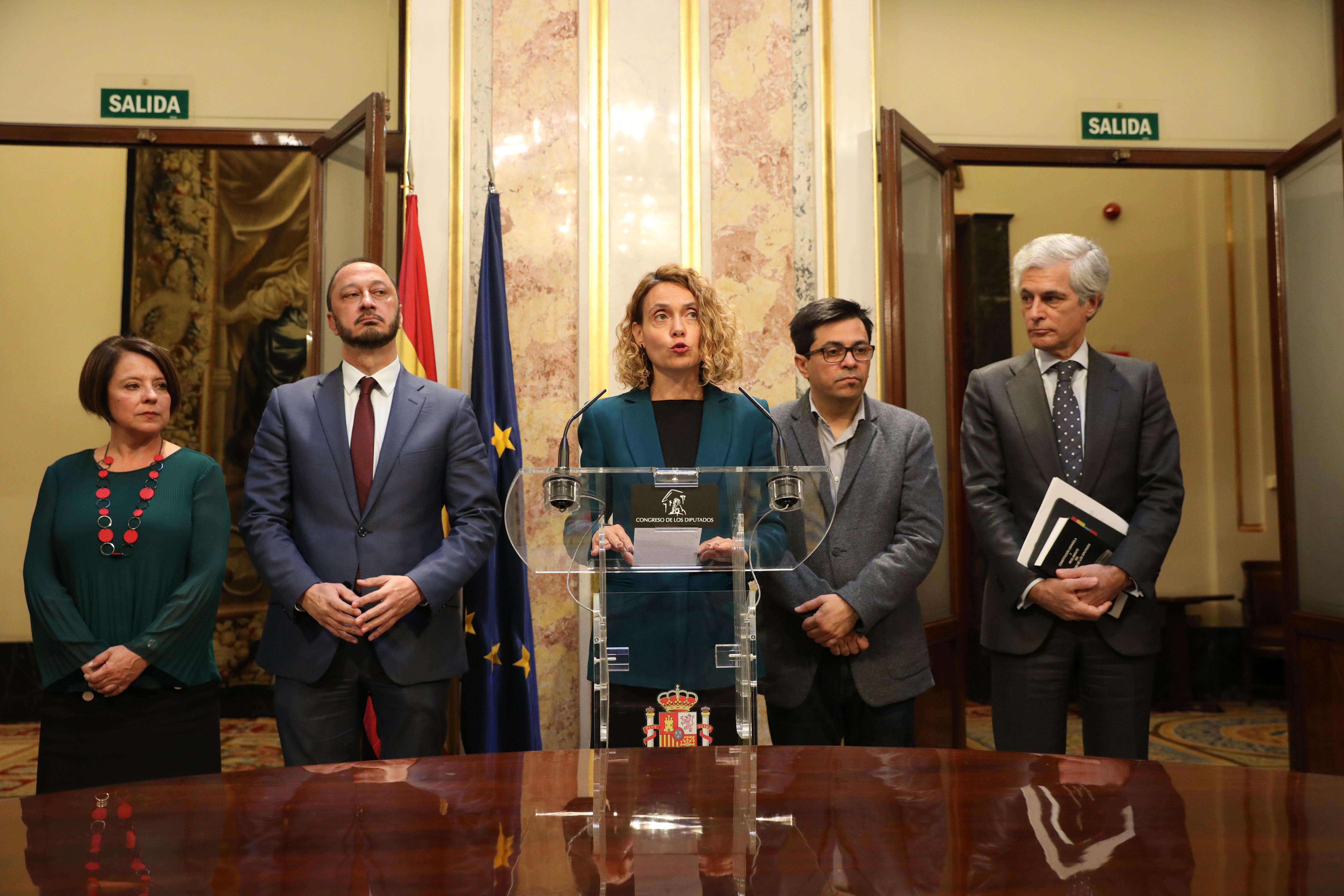 La presidenta del Congreso, Meritxell Batet, junto a los miembros de la Mesa, anuncia la suspensión de las actividades parlamentarias.