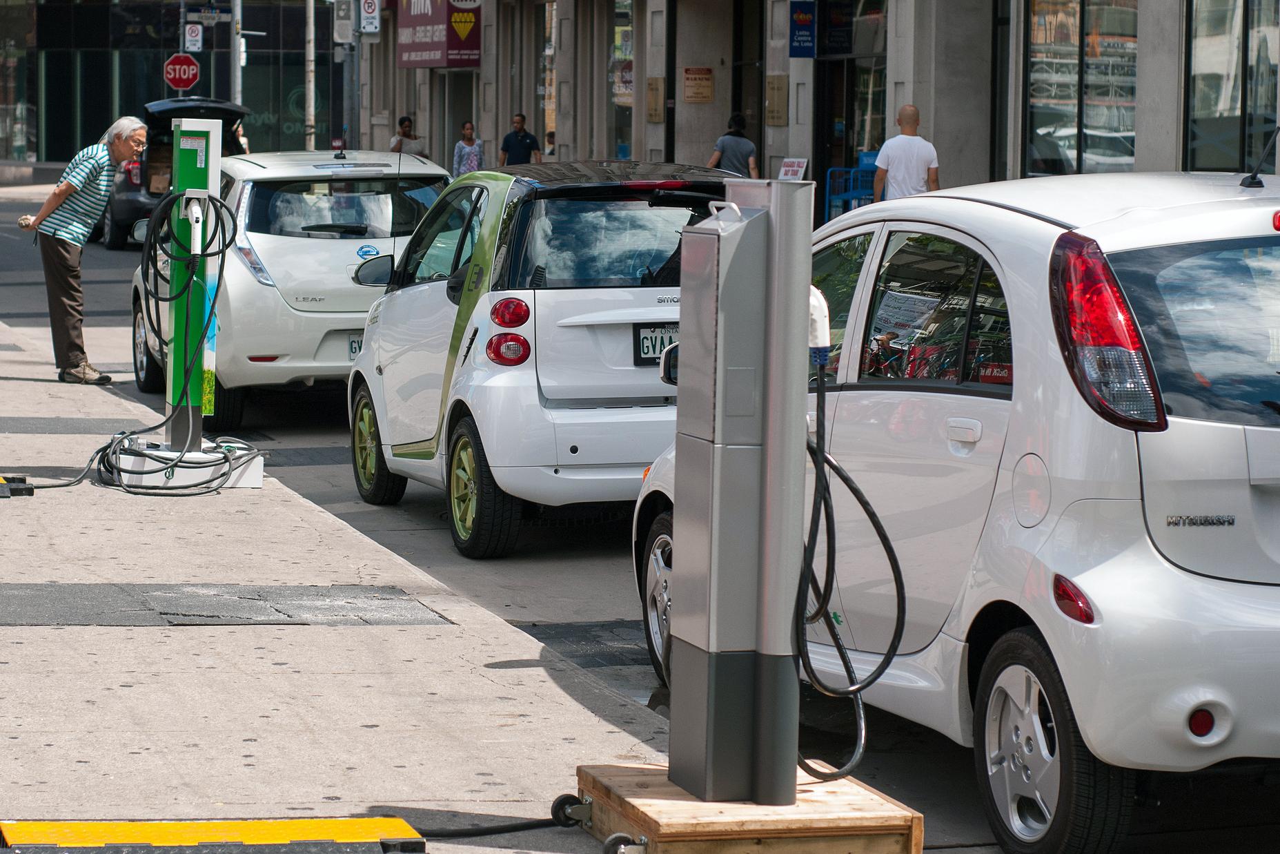 Coches eléctricos cargándose