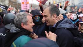 Javier Ortega Smith saludando a un policía de Jusapol. Fuente: Twitter.