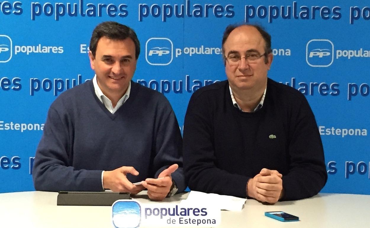 Manuel Aguilar (a la derecha), junto al diputado del PP por Málaga Félix Romero. PP-MÁLAGA