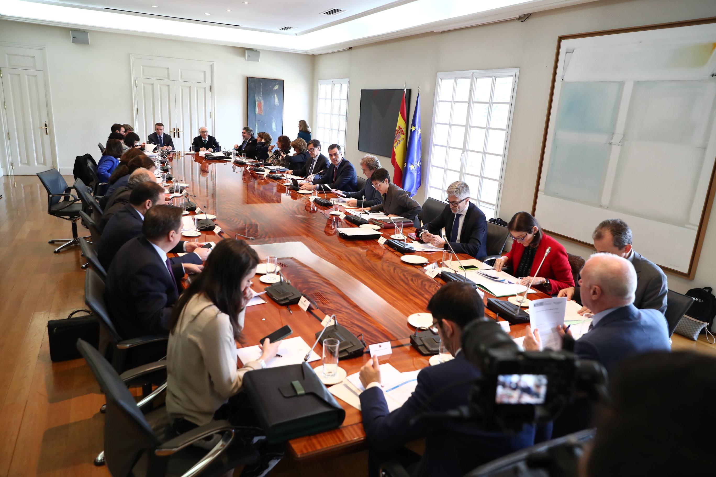 Pedro Sánchez preside la reunión de la Comisión Interministerial sobre el Coronavirus en La Moncloa junto al director del Centro de Coordinación de Alertas y Emergencias Sanitarias, Fernando Simón, y el resto de ministros del Gobierno - Europa Press