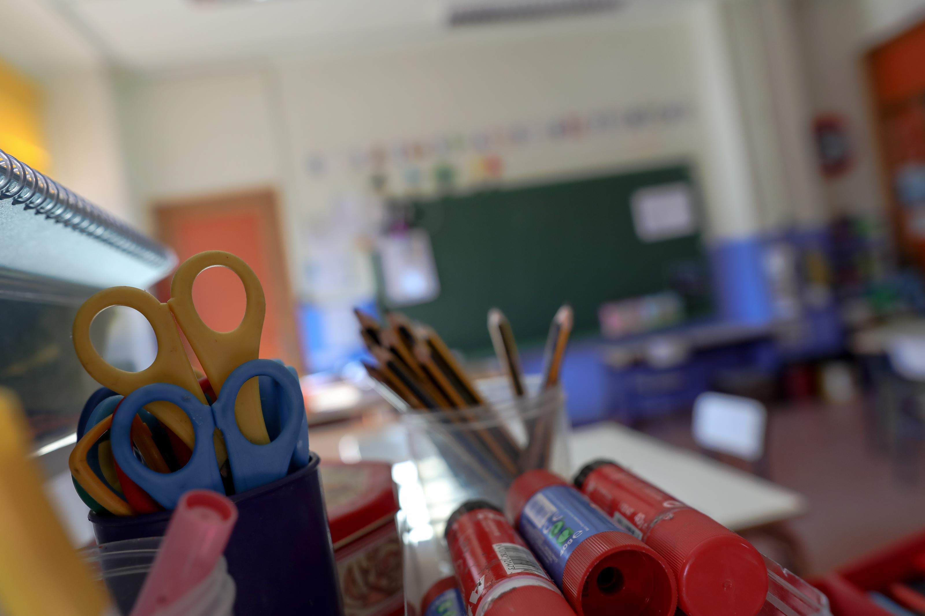 Material escolar guardado en una clase sin alumnos de un colegio de la Comunidad de Madrid