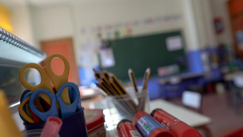Material escolar guardado en una clase sin alumnos de un colegio de la Comunidad de Madrid