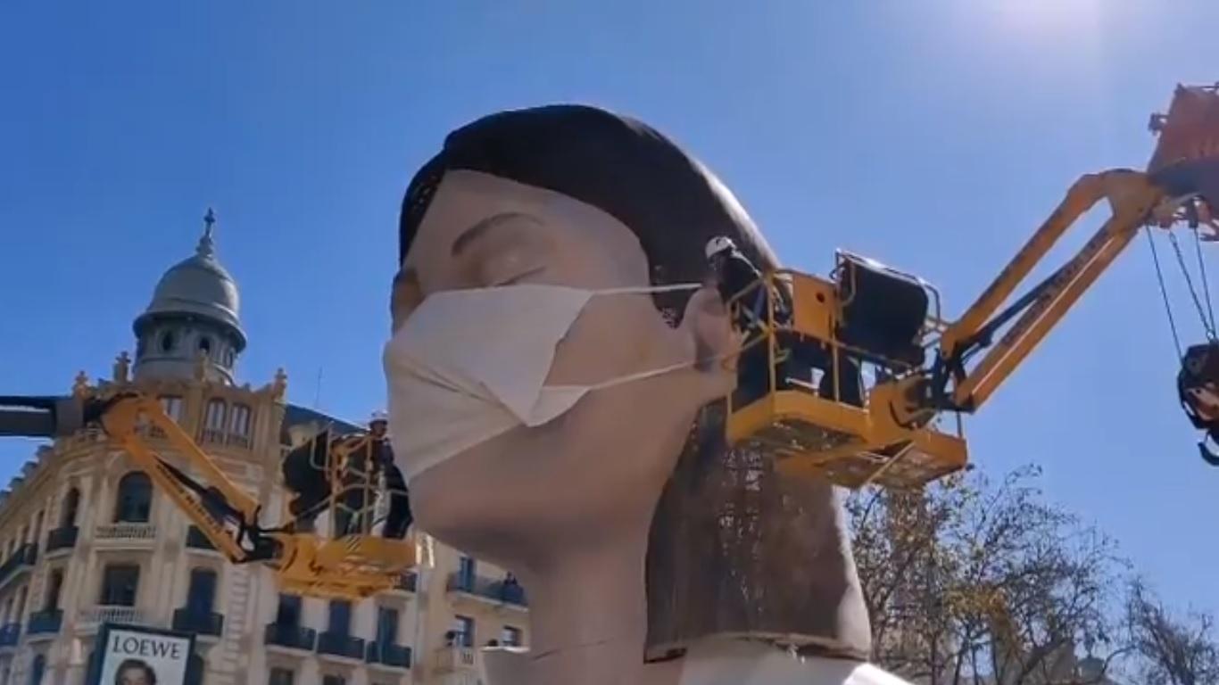 Varios operarios colocan una mascarilla a la ninot municipal de Valencia / TWITTER