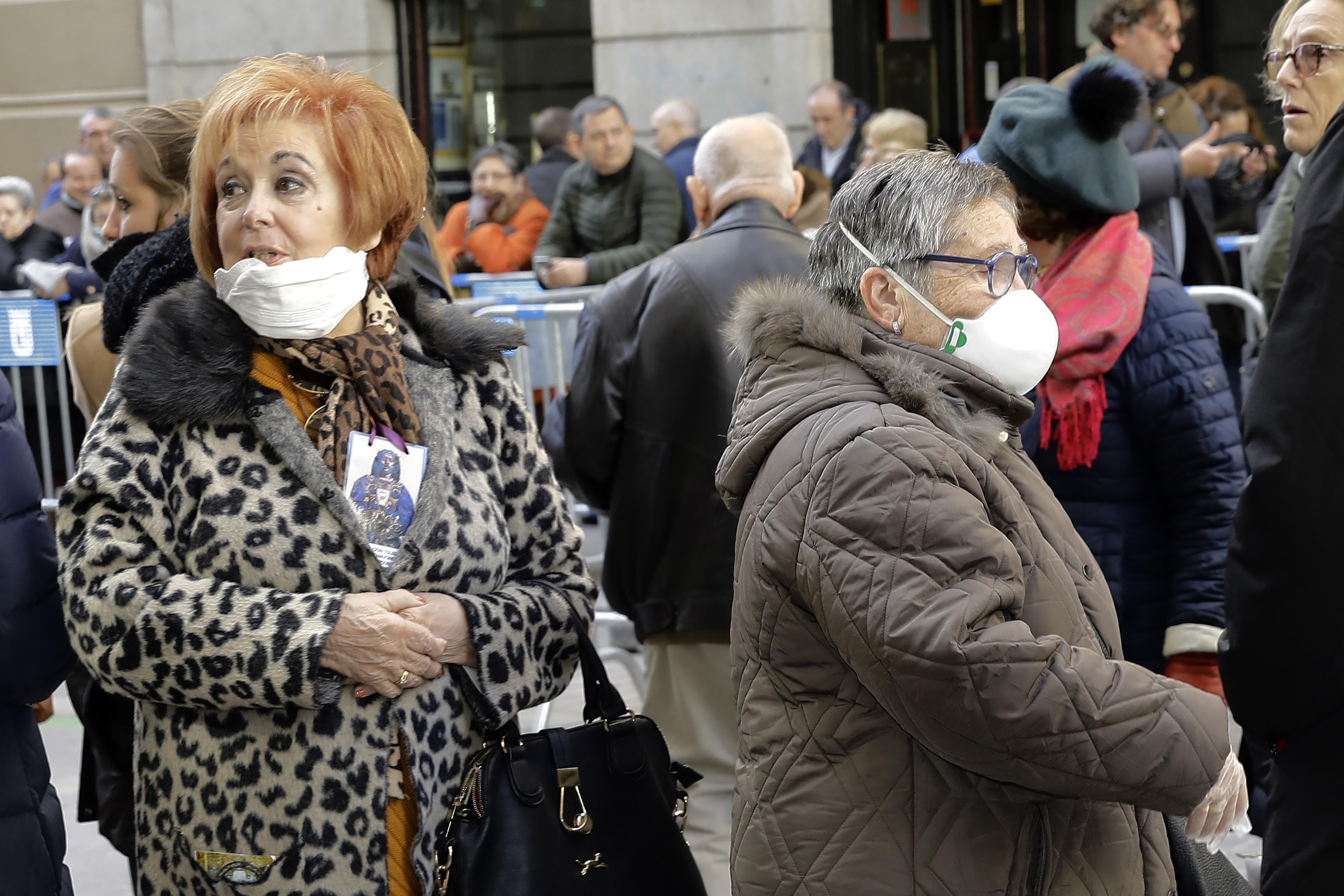 Dos mujeres con mascarillas / EuropaPress