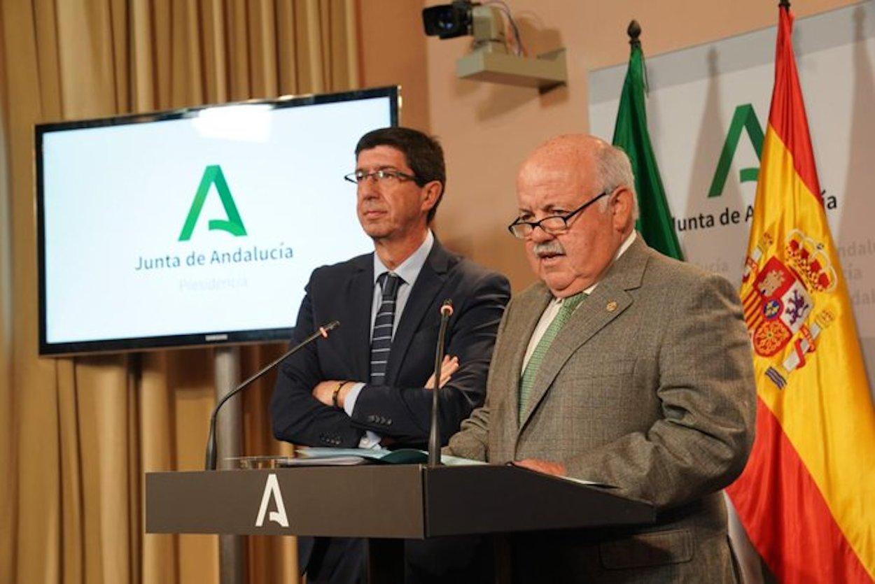 El consejero de Salud, Jesús Aguirre, y el vicepresidente, Juan Marín, esta tarde en rueda de prensa.