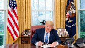 El presidente de Estados Unidos, Donald Trump, firma una ley en el Despacho Oval.
