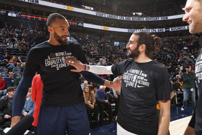 Rudy Gobert y Ricky Rubio antes de un partido de la NBA.