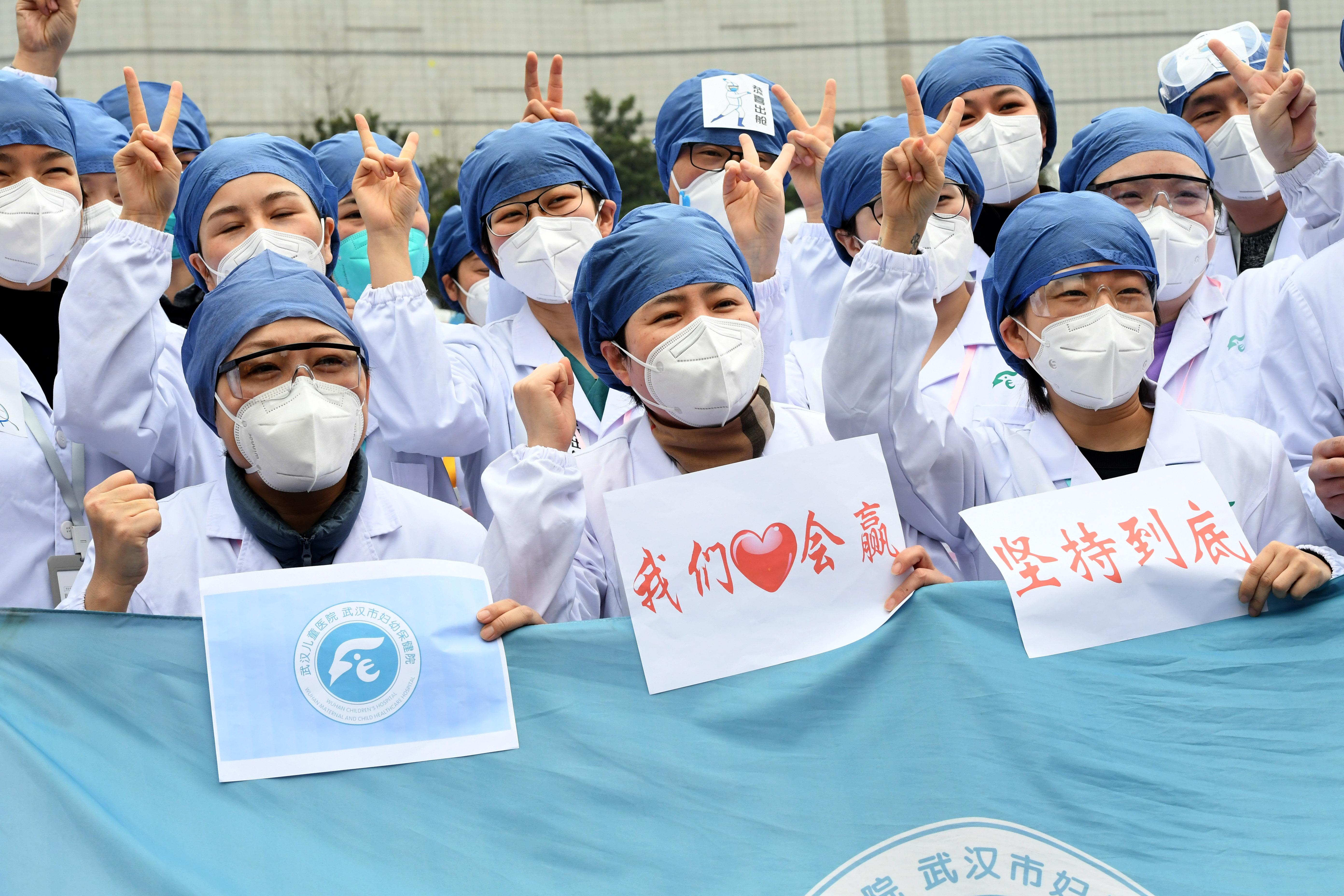 Varios médicos celebran en Wuhan (China) el cierre de uno de los hospitales temporales creados contra el coronavirus.