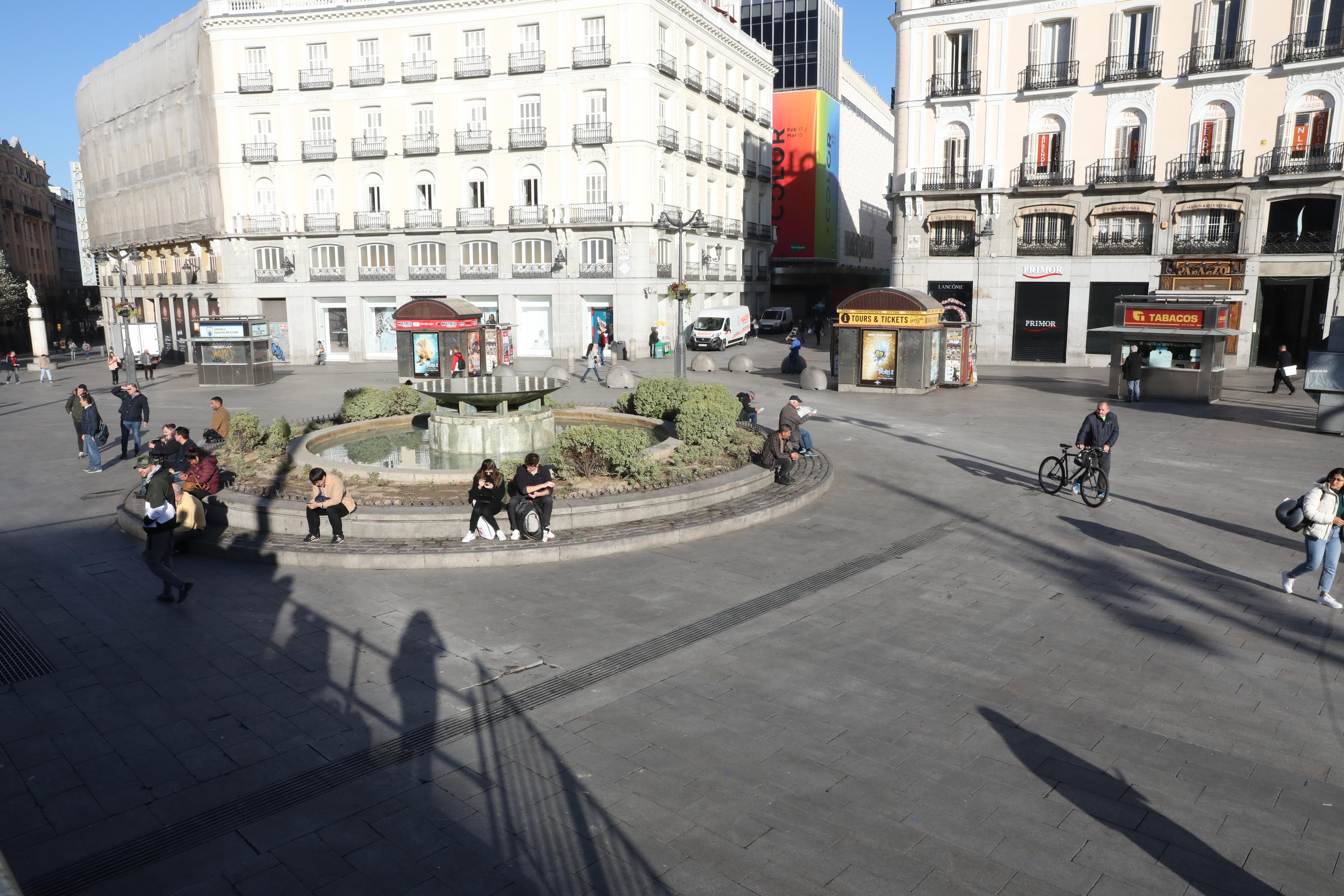 La Puerta del Sol, casi vacía en Madrid tras las medidas de contención del coronavirus