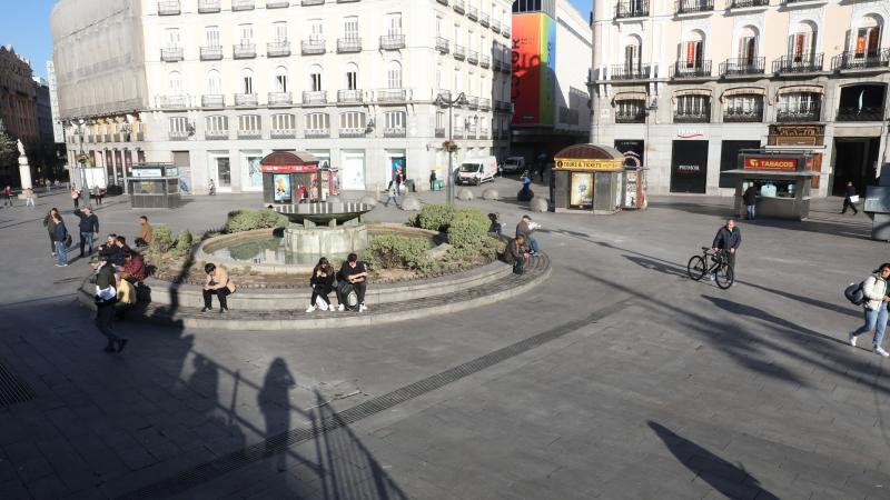 La Puerta del Sol, casi vacía en Madrid tras las medidas de contención del coronavirus