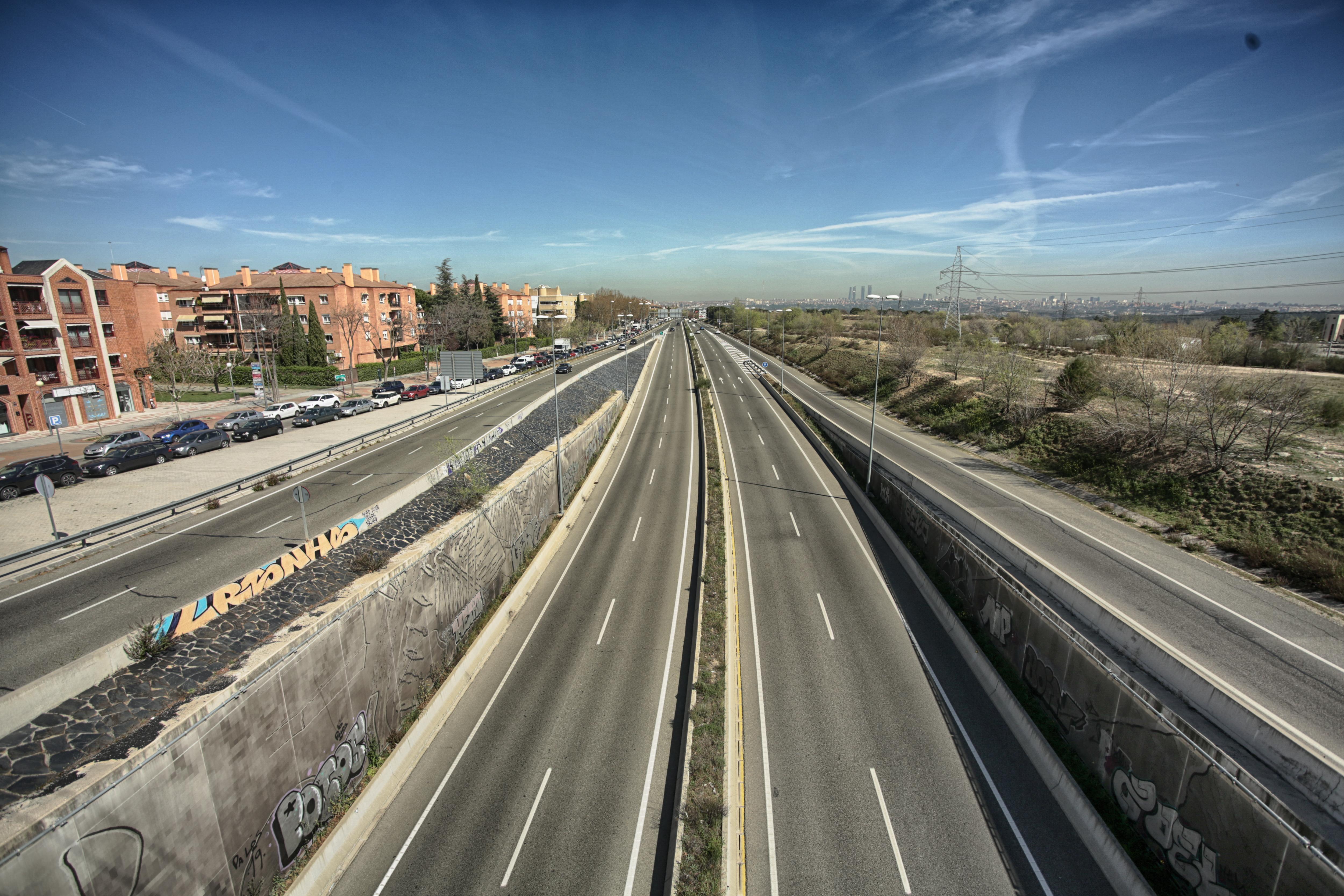 Carretera sin tráfico tras la paralización de la actividad por riesgo al contagio de coronavirus en Madrid (España) a 11 de marzo de 2020.