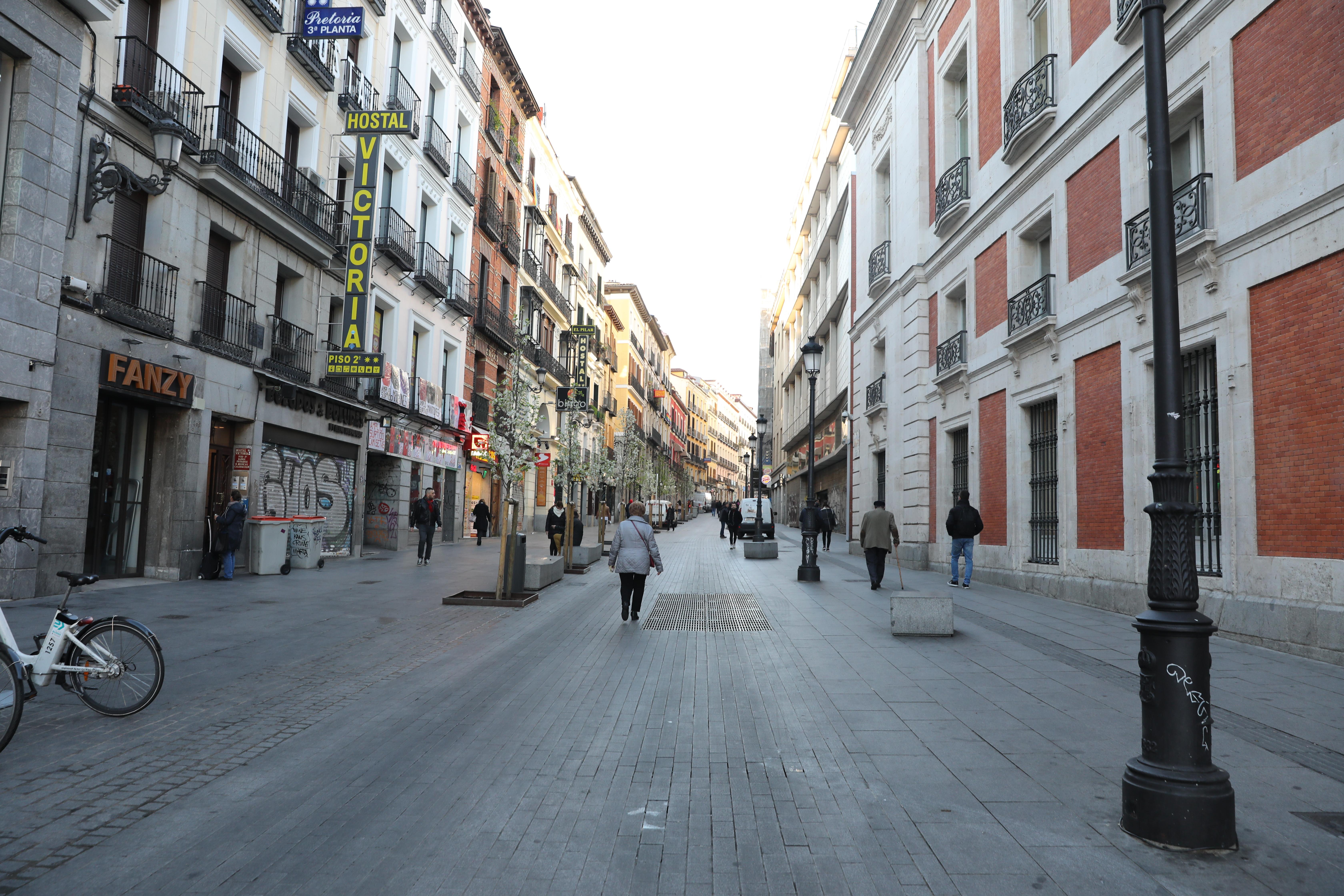 Desciende el número de transeúntes por riesgo al contagio de coronavirus en la calle Carretas, en el centro de Madrid (España) a 11 de marzo de 2020.