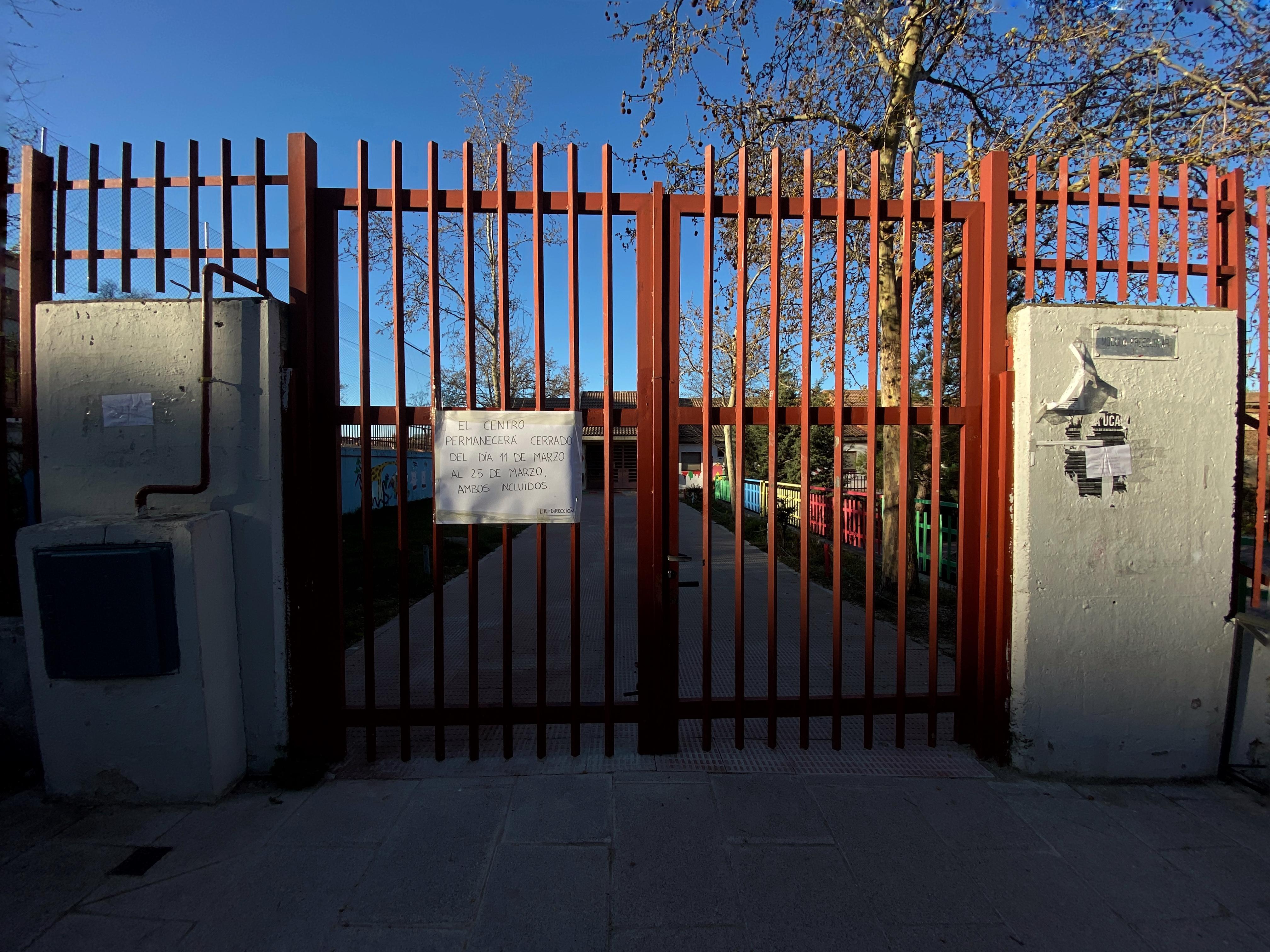 artel colgado en la verja de un colegio el primer día de cierre temporal de guarderías, colegios y universidades de la Comunidad de Madrid hasta -en principio- el próximo 25 de marzo ante el avance del coronavirus, en Madrid (España), a 11 de marzo de 202