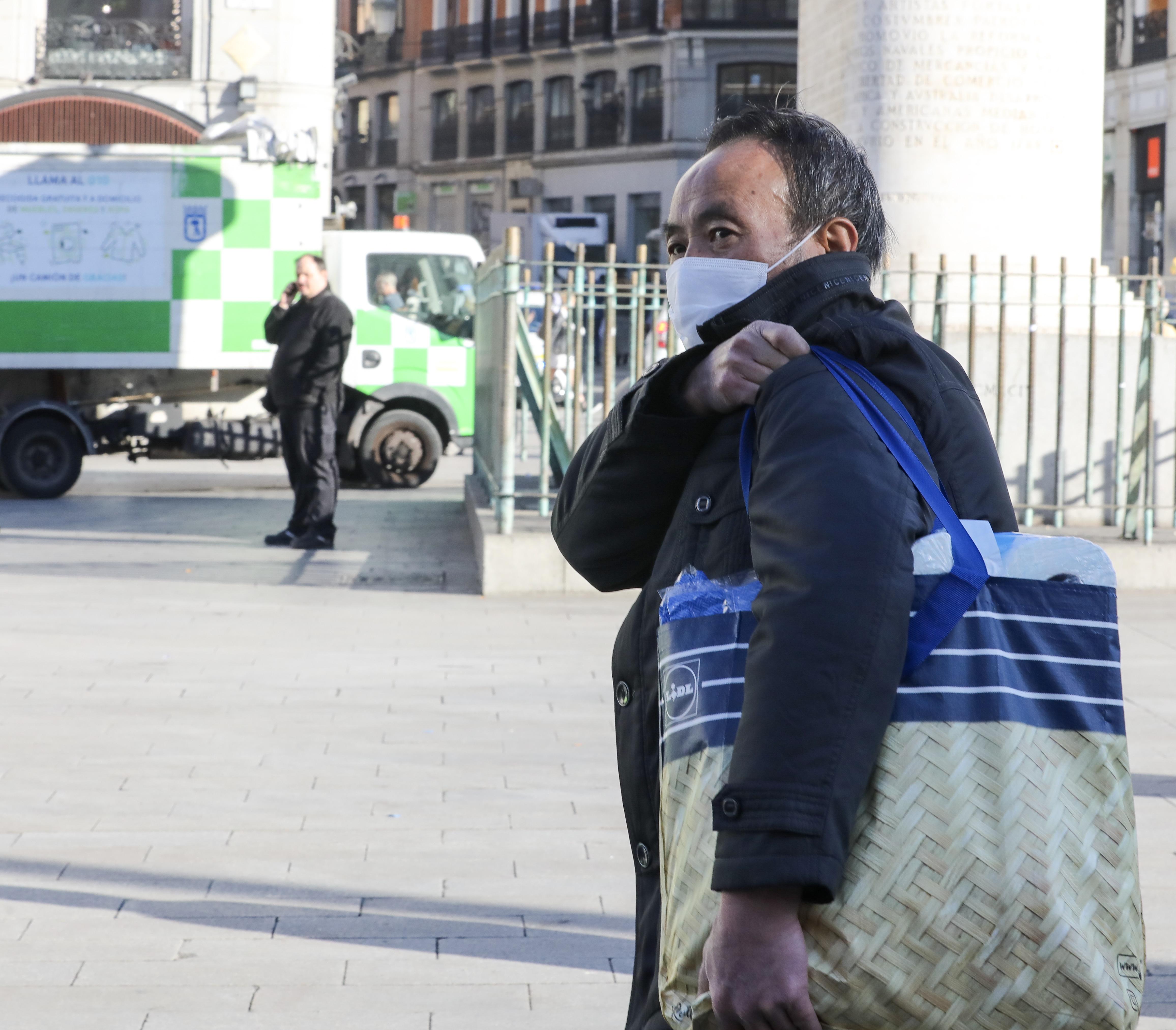 EuropaPress 2708023 hombre camina centro madrid protegido mascarilla aumento casos contagios