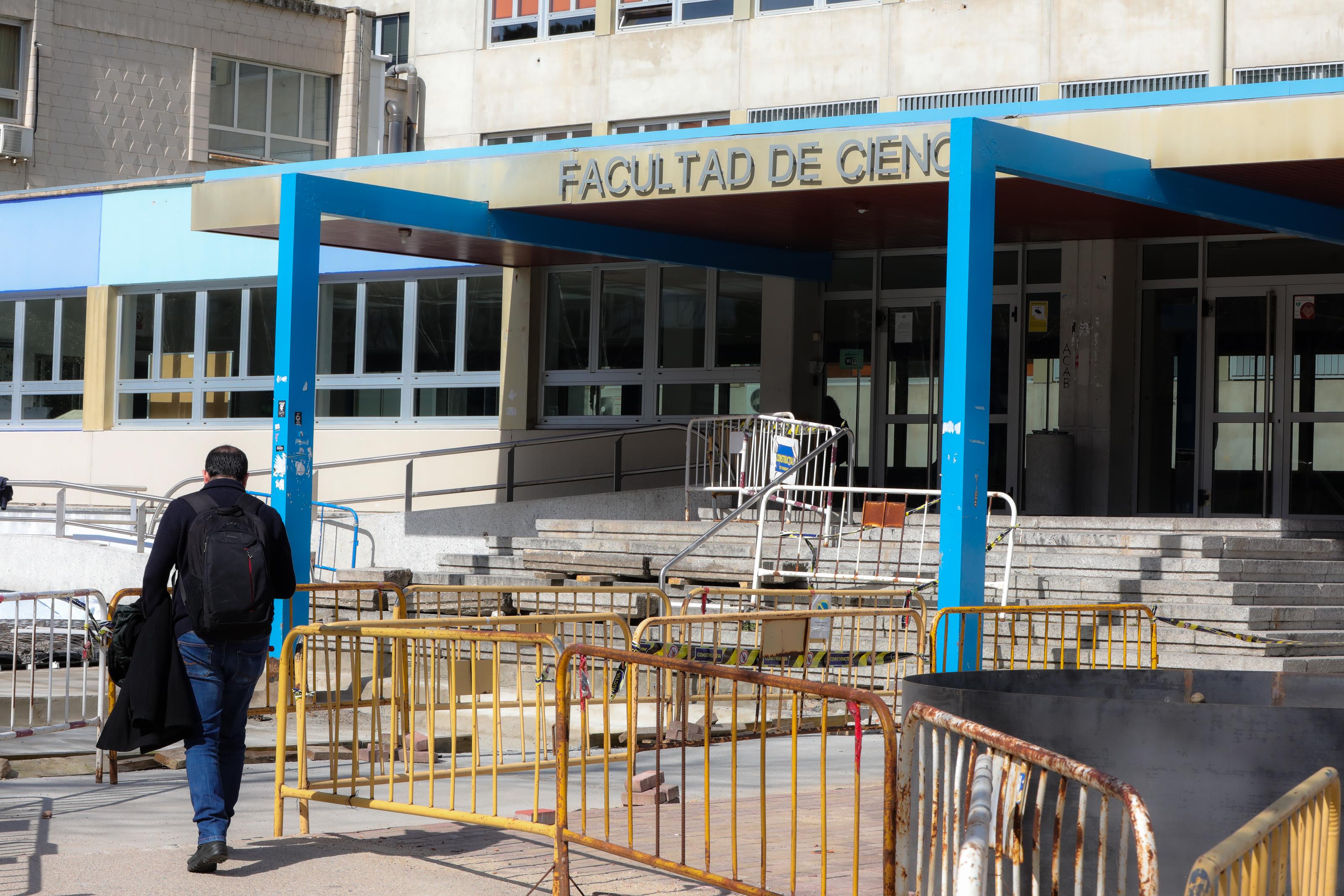 Un alumno frente a la Facultad de Ciencias de la Universidad Autónoma de Madrid, que cierra sus puertas a causa del coronavirus desde el miércoles día 11, en Madrid (España), a 10 de marzo de 2020. Lugar: Madrid