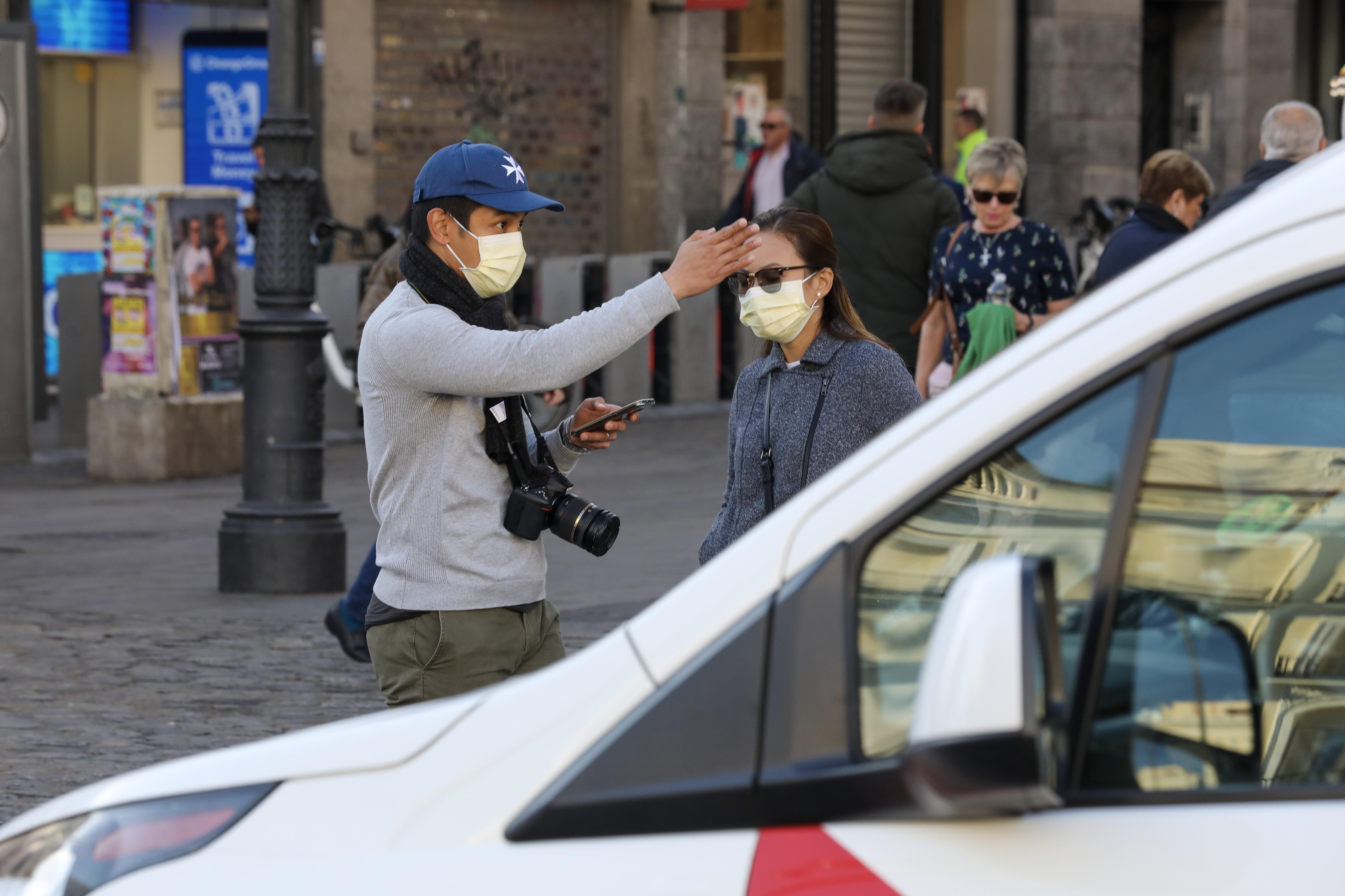 Una pareja pasea por el centro de Madrid protegidos con mascarillas tras el aumento de casos de contagios por coronavirus registrados durante los últimos días en España y el mismo día en el que los centros educativos privados y públicos de la Comunidad de