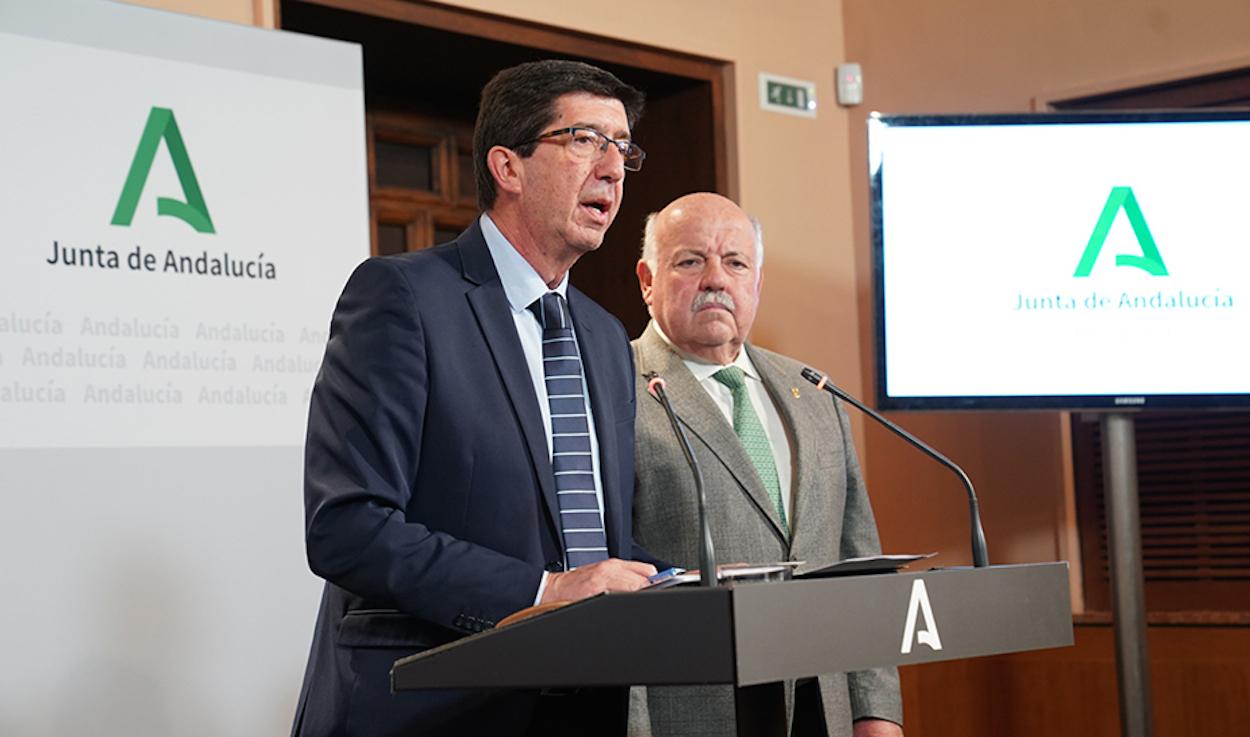 El vicepresidente de la Junta Juan Marin y el consejero de Salud Jesús Aguirre, en rueda de prensa.